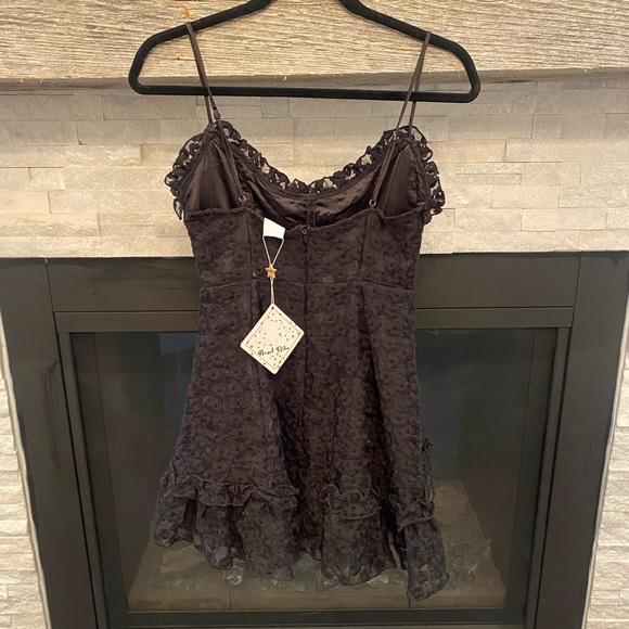 Selfie Leslie- FRILL BUST FLORAL EMBROIDERED OVERLAY DRESS - Picture 6 of 7